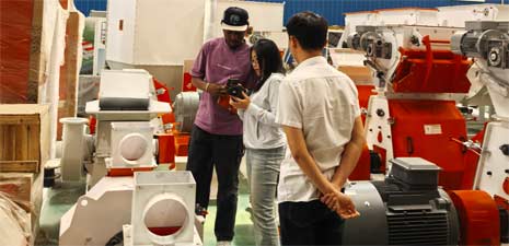 西非客戶訪問強(qiáng)福機(jī)械購買飼料機(jī)械設(shè)備