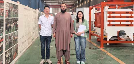 西亞客戶訪問強(qiáng)福機(jī)械購買飼料顆粒設(shè)備