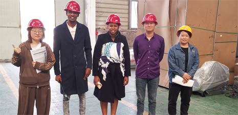 非洲客戶購買強福成套飼料機械設備來廠驗貨